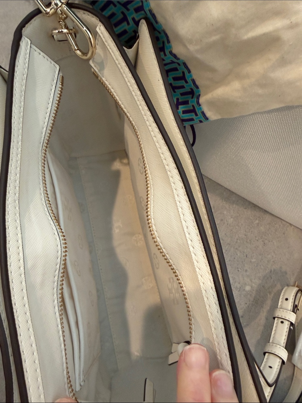Tory Burch Robinson Small Zip Top Tote Bag Saffiano leather Ivory - Picture 6 of 13